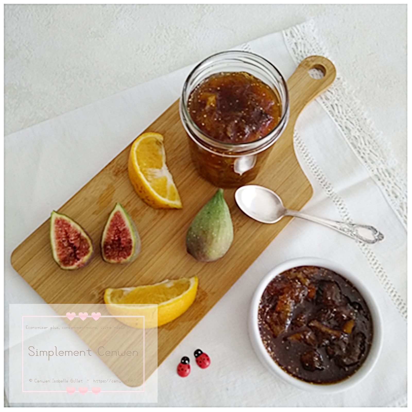 Confiture de figues à l’orange, brillante et dorée, dans un pot en verre.