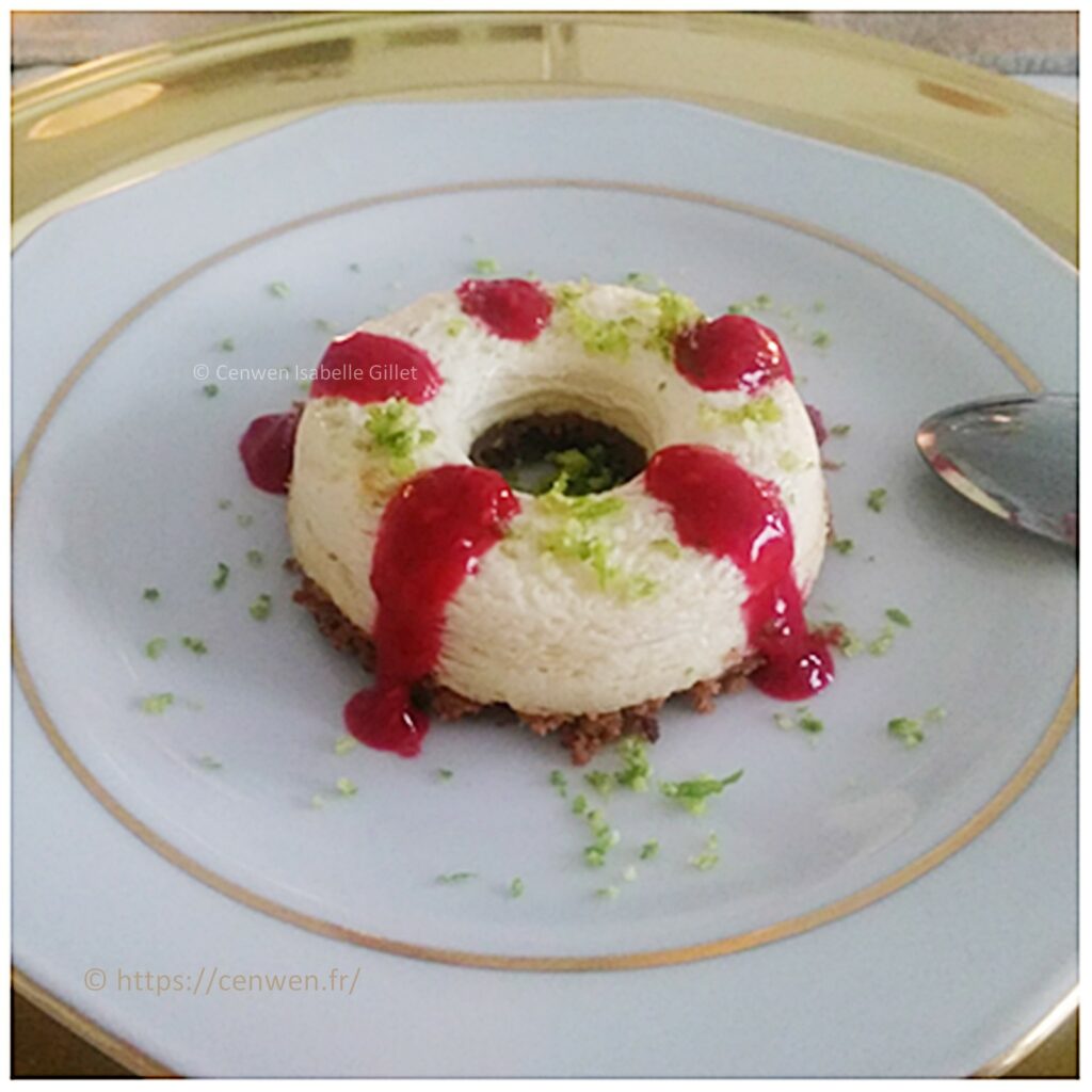 Petit cheese cake au citron vert et coulis de framboises