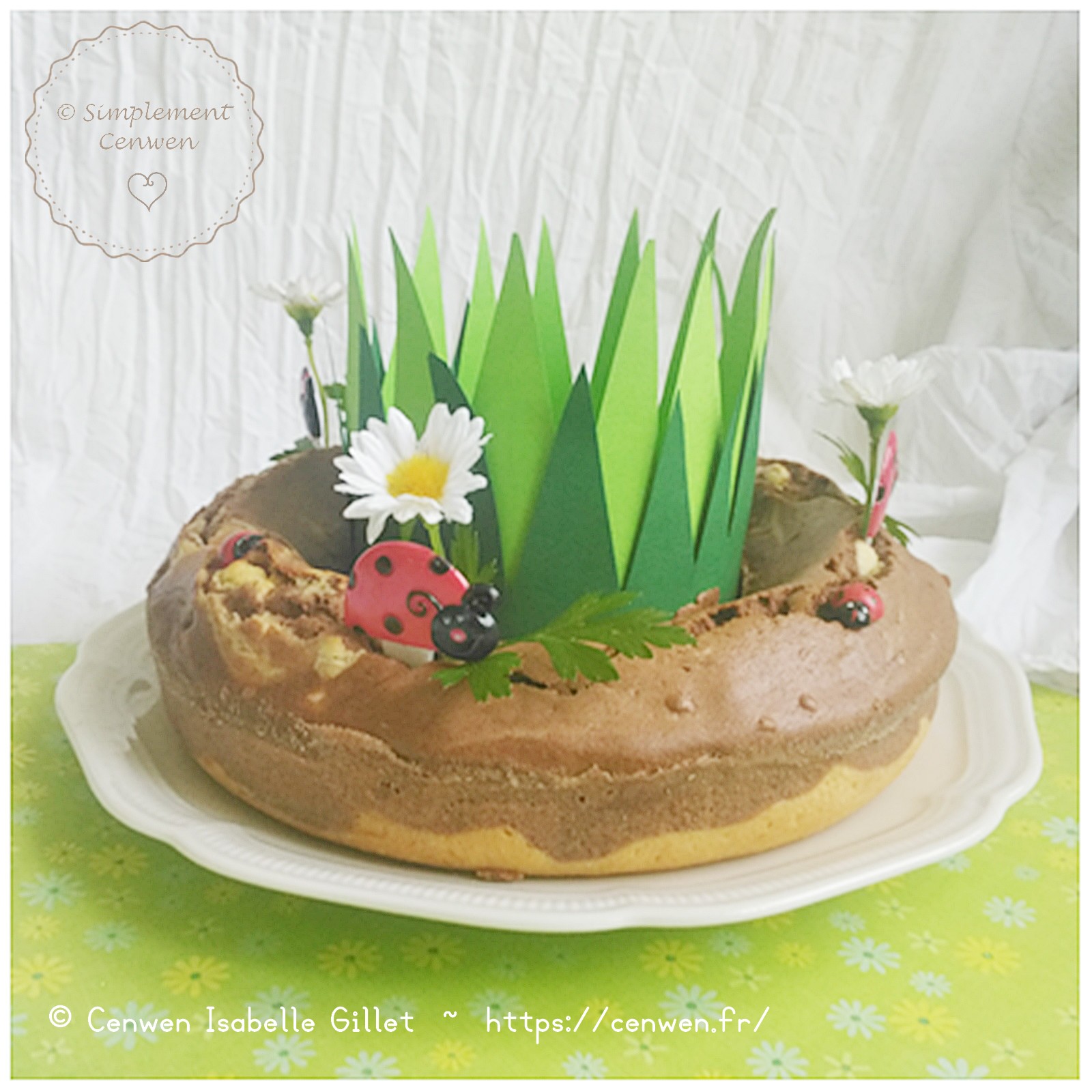 Gâteau marbré maison, moelleux, avec de belles volutes chocolatées visibles à la découpe.