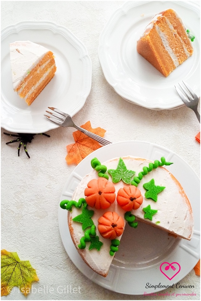Gâteau végan au potiron, blanc décoré de petits potirons et de feuilles en pâte d’amande maison