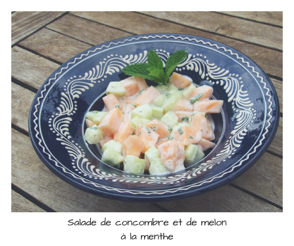 Salade fraîche de concombre et melon, garnie de feuilles de menthe.