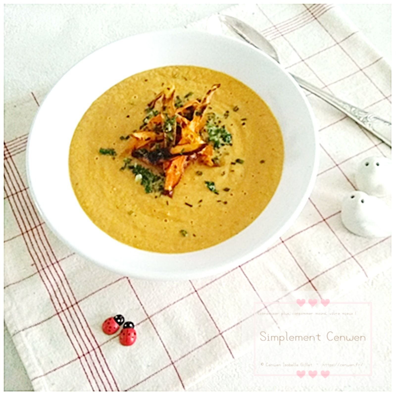 Velouté de carottes onctueux, servi chaud dans un bol.