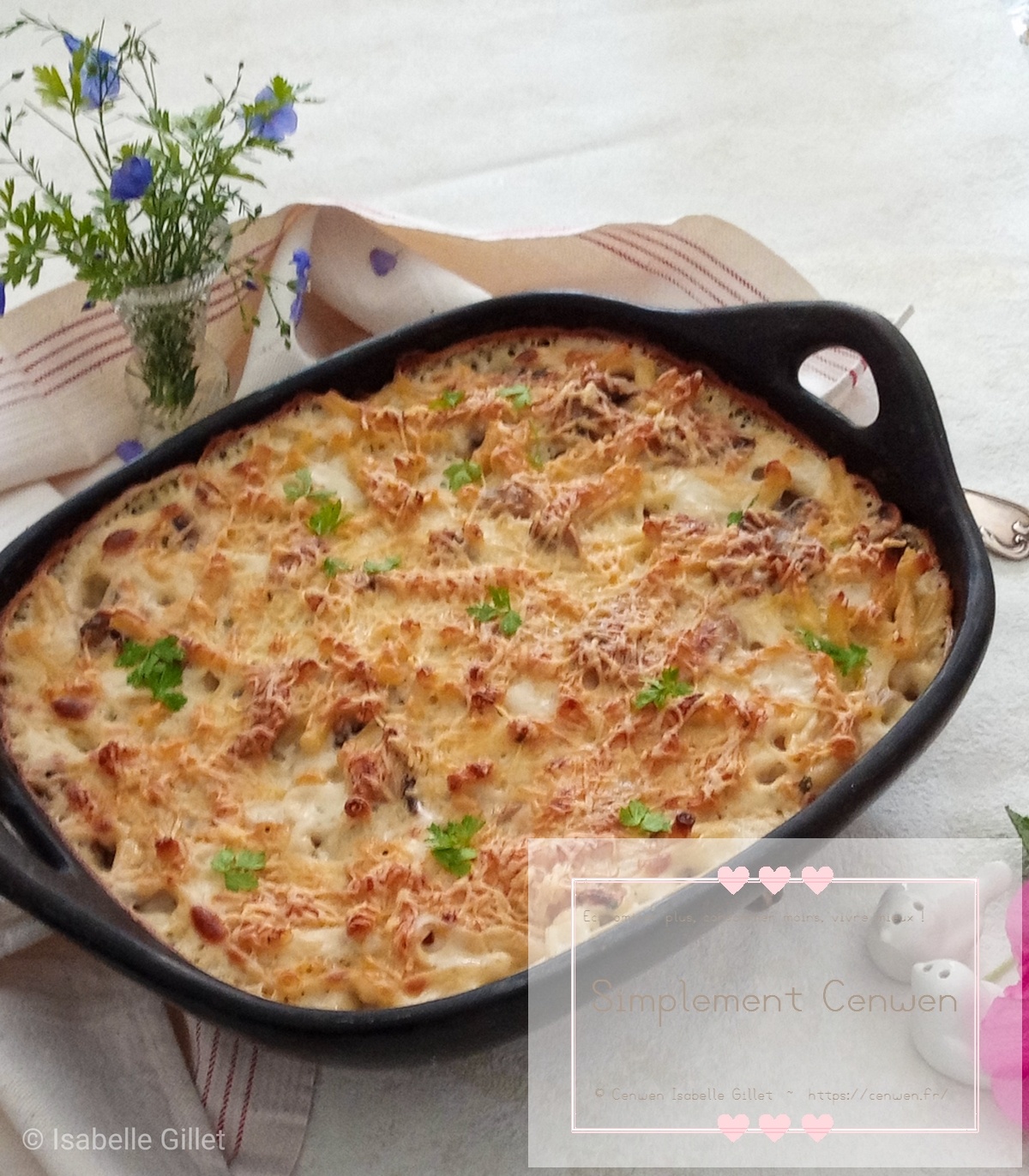 Gratin de pâtes crémeux aux champignons de Paris, doré au four et parsemé de fromage.