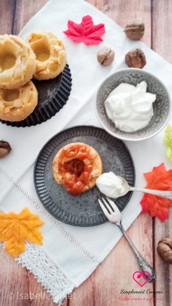 Sablés aux pommes dorés, réalisés dans un moule à Hoops, avec une pâte sablée délicate et des lamelles de pommes fondantes.