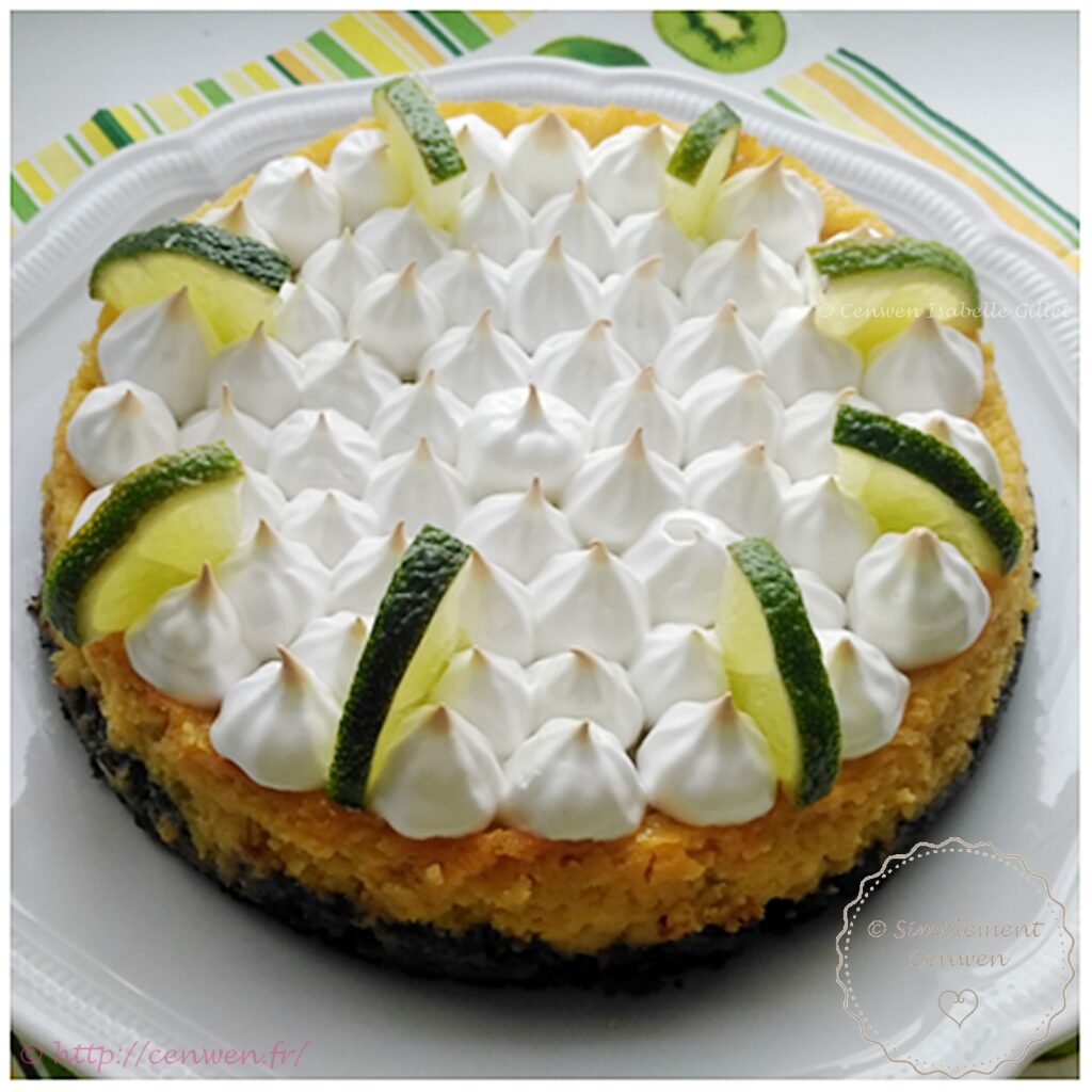 Tarte au citron vert garnie de pointes de meringue, décorée de quartiers de citron vert sur le pourtour.