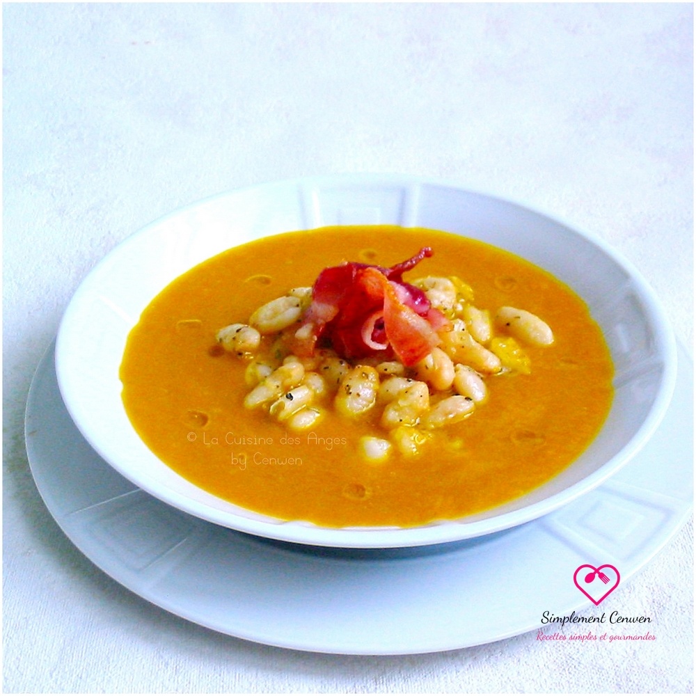Assiette de soupe de potiron maison servie avec des haricots blancs poêlés et une tranche de lard grillé.