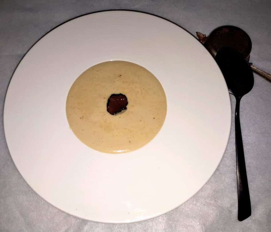 Bol de velouté de topinambours au Faux Gras, soupe crémeuse et festive.