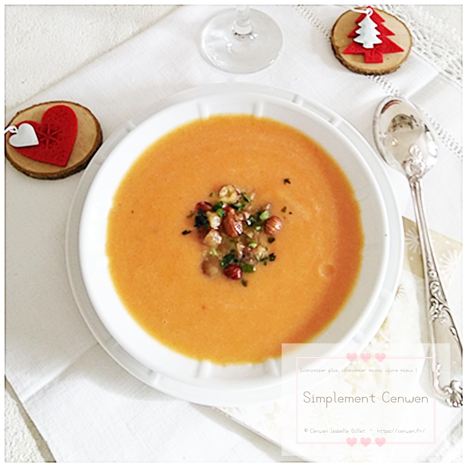 Bol de velouté de potiron garni de châtaignes et noisettes concassées.