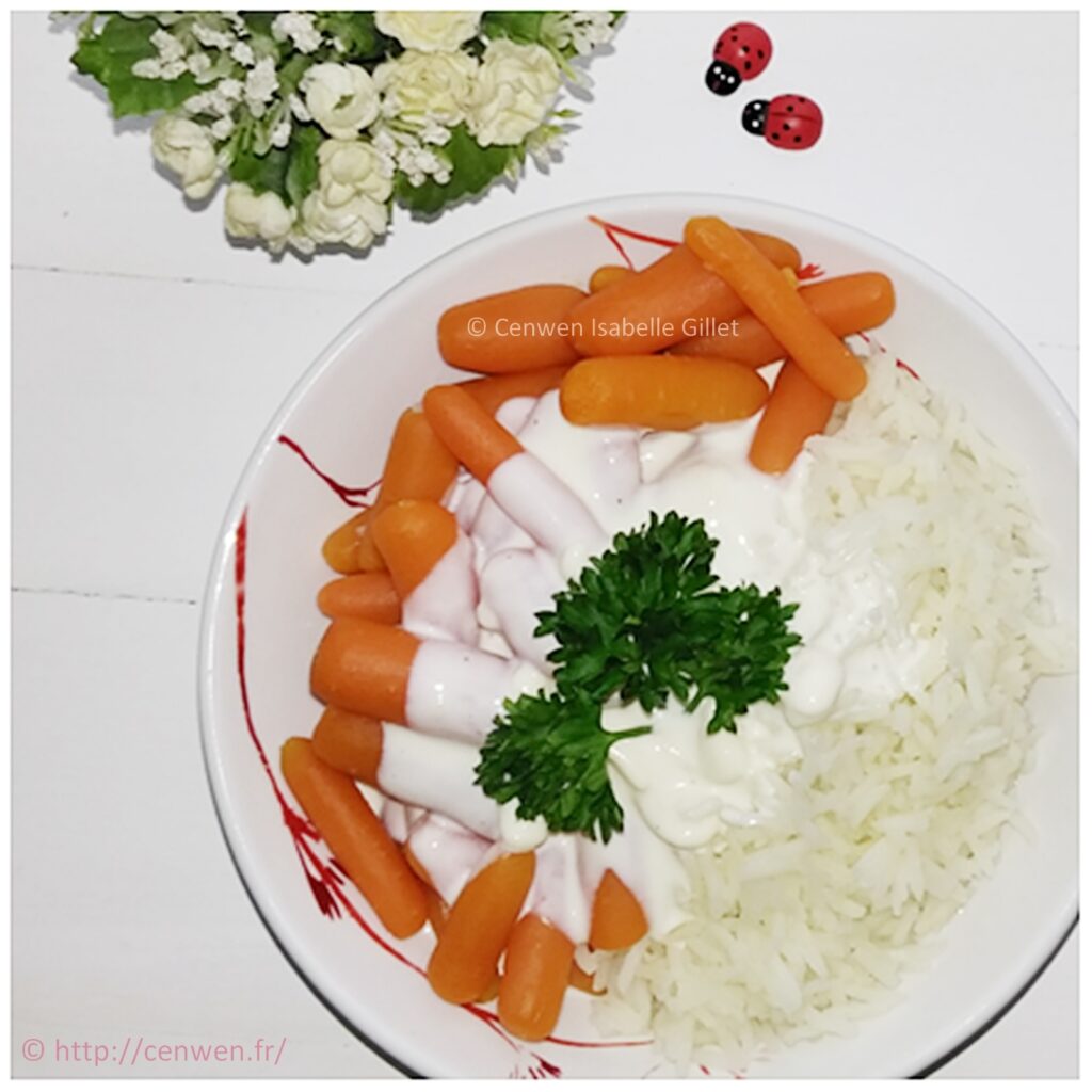Assiette de carottes à la crème de soja au roquefort avec du riz blanc