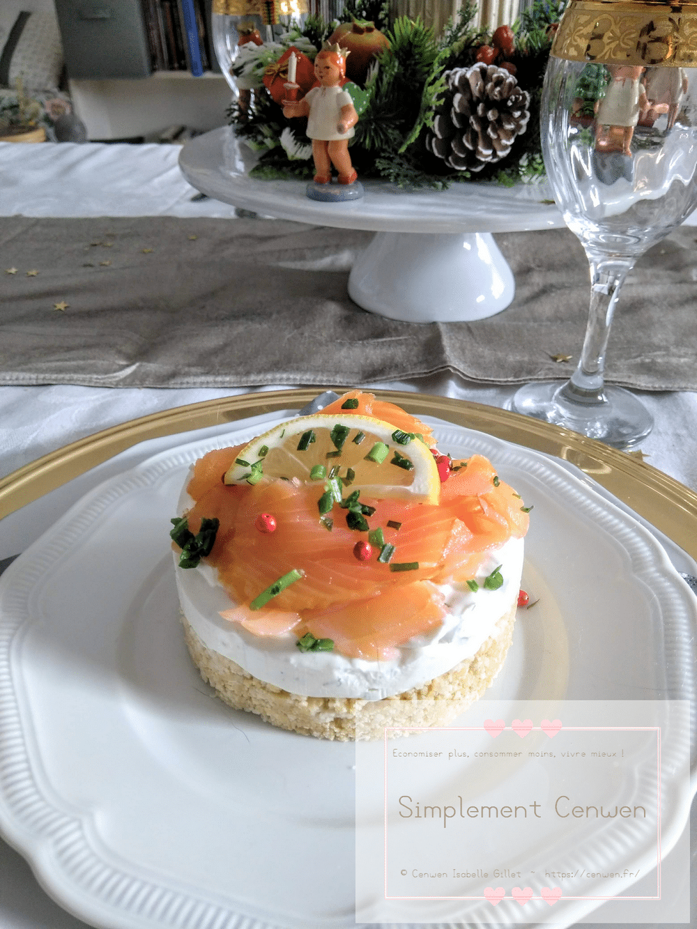 Mini cheesecake salé au saumon fumé, présenté en entrée raffinée