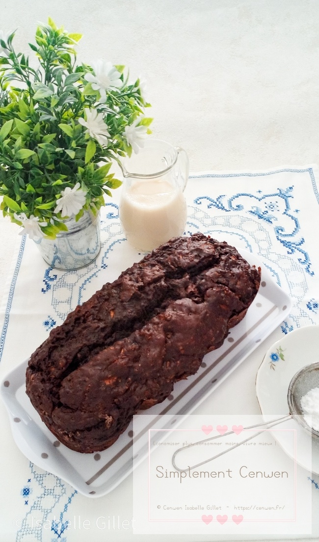 Gâteau au chocolat moelleux, coupé en parts, texture fondante grâce à la courgette.