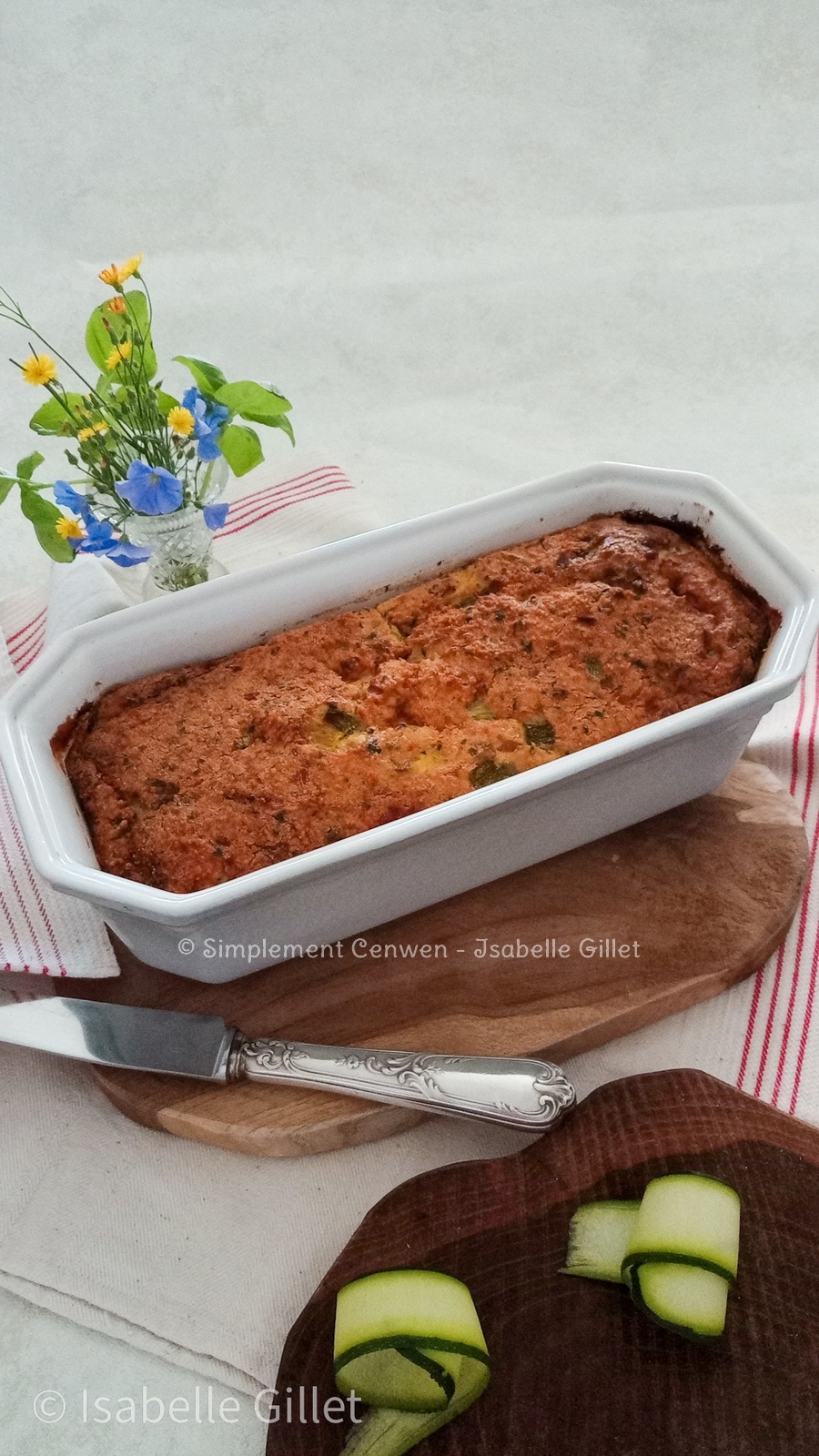 Terrine de courgettes fraîche et colorée, parfumée aux herbes et servie bien froide.