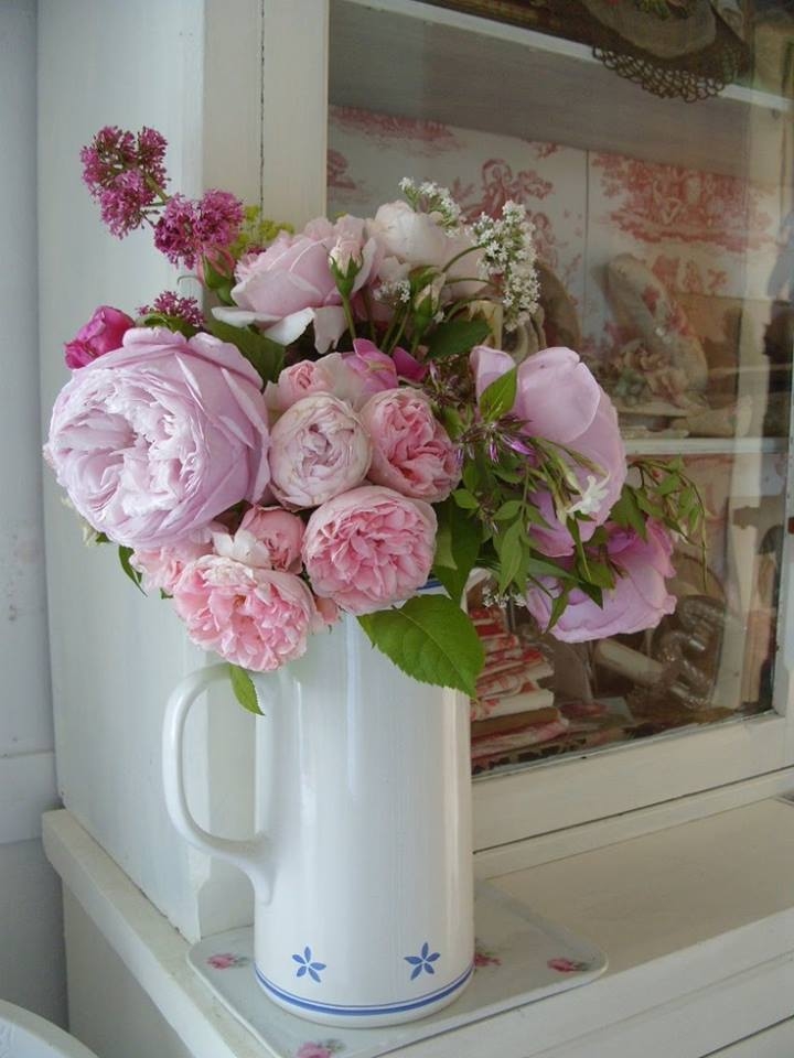 Bouquet de pivoines roses dans un vase blanc ancien