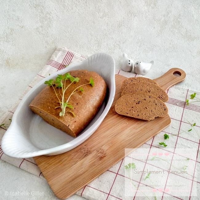 Seitan fait maison, pâte végétale cuite dans un bouillon parfumé pour une alternative économique à la viande.
