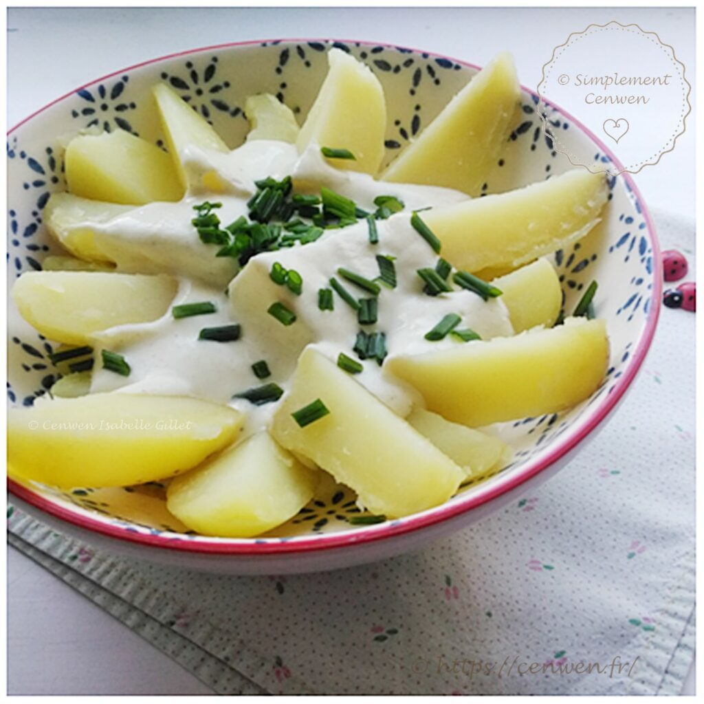 Pommes de terre vapeur sauce fromage blanc et à la moutarde avec des ciboulette