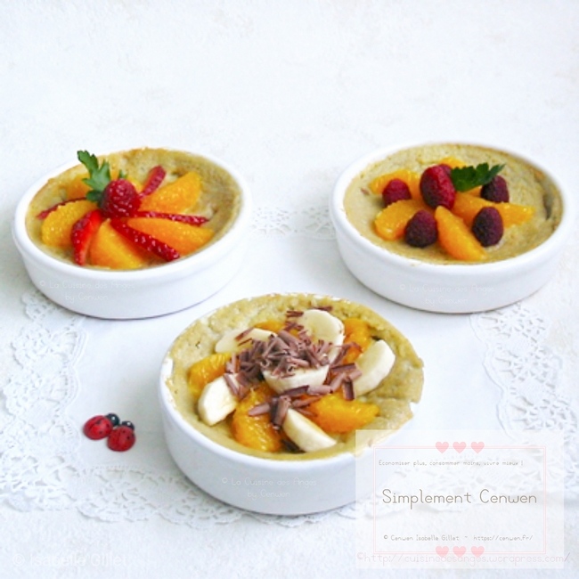 Cassolettes de poires cuites au four dans une crème légère, dessert fondant et parfumé.