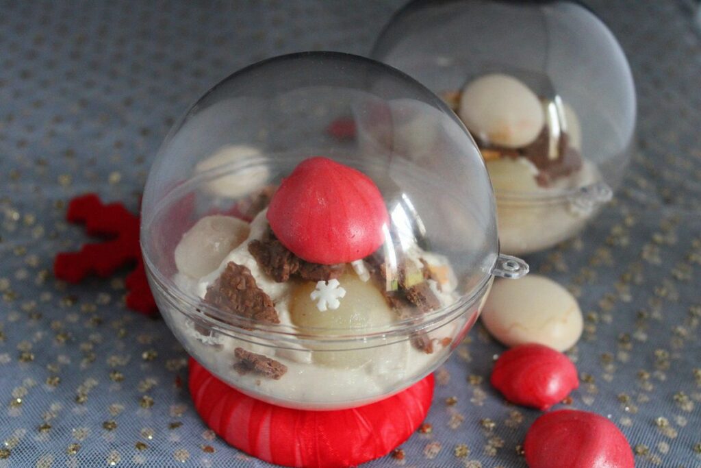 Dessert en forme de boule de Noël, garni de mousse de marrons et poires.