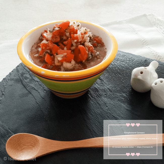 Salsa mexicaine fraîche aux tomates cerises, citron vert et coriandre, colorée et parfumée.