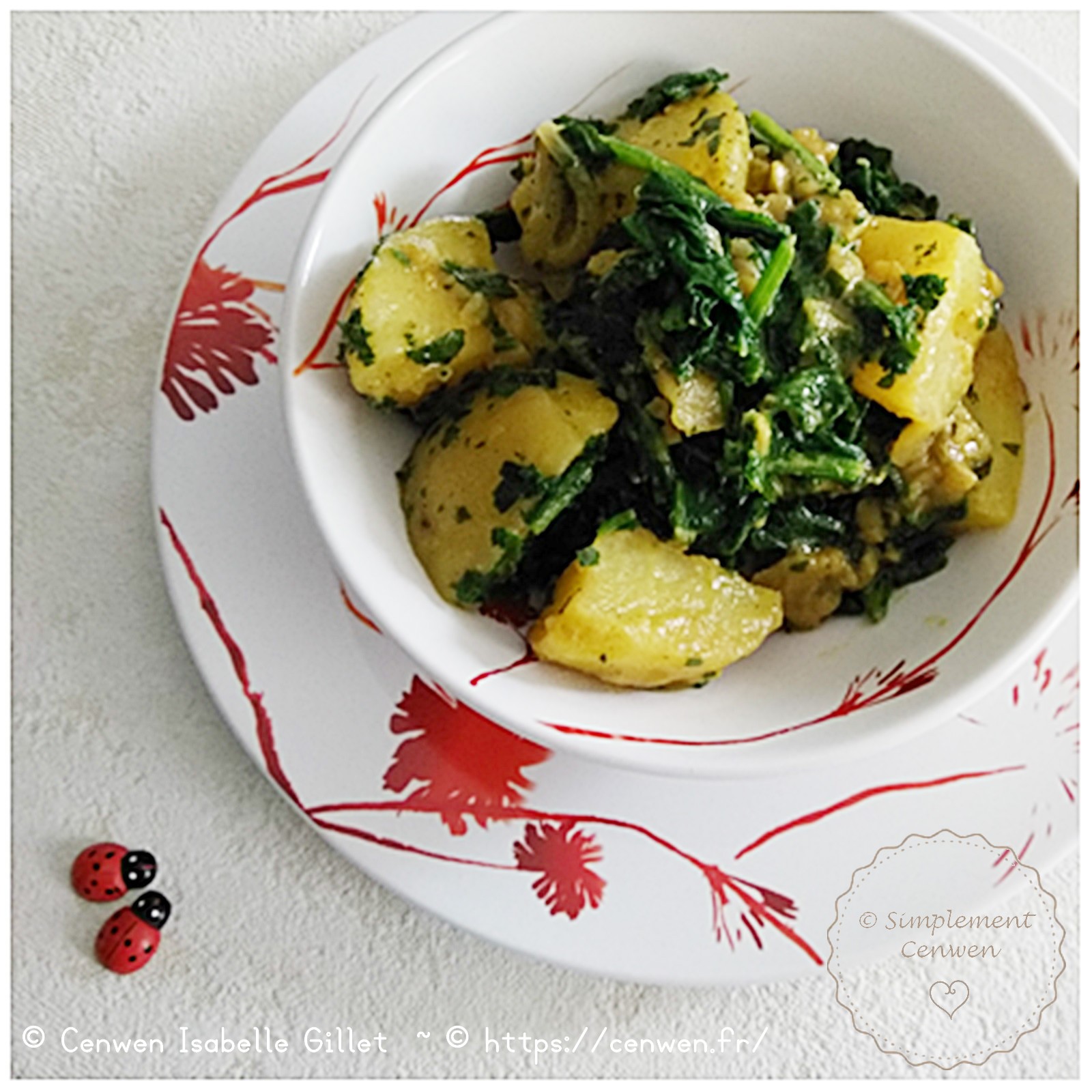 Curry de pommes de terre et épinards dans une sauce coco au curry, servi bien chaud.