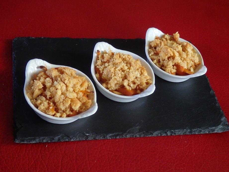 Crumble de carottes à l’orientale dans des cassolettes blanches