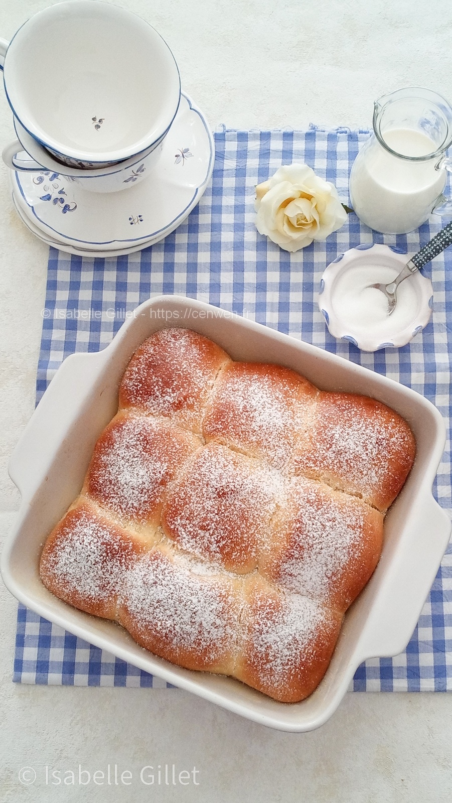 Brioche Butchy moelleuse et légère, formée de petites boules dorées et saupoudrée de sucre glace.