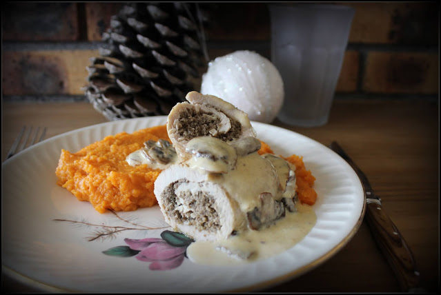 Ballotine de dinde farcie, tranchée et servie en plat festif.