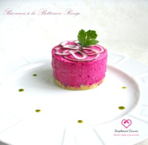 Bavarois salé à la betterave rouge, dressé en portion individuelle avec crème et herbes fraîches.
