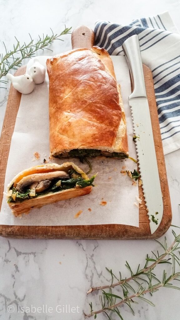 Wellington végétal aux champignons et épinards, en croûte dorée.