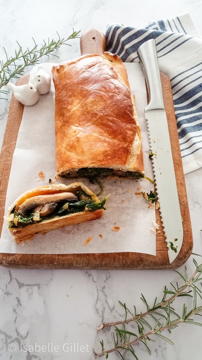 Wellington végétal aux champignons et épinards, en croûte dorée.