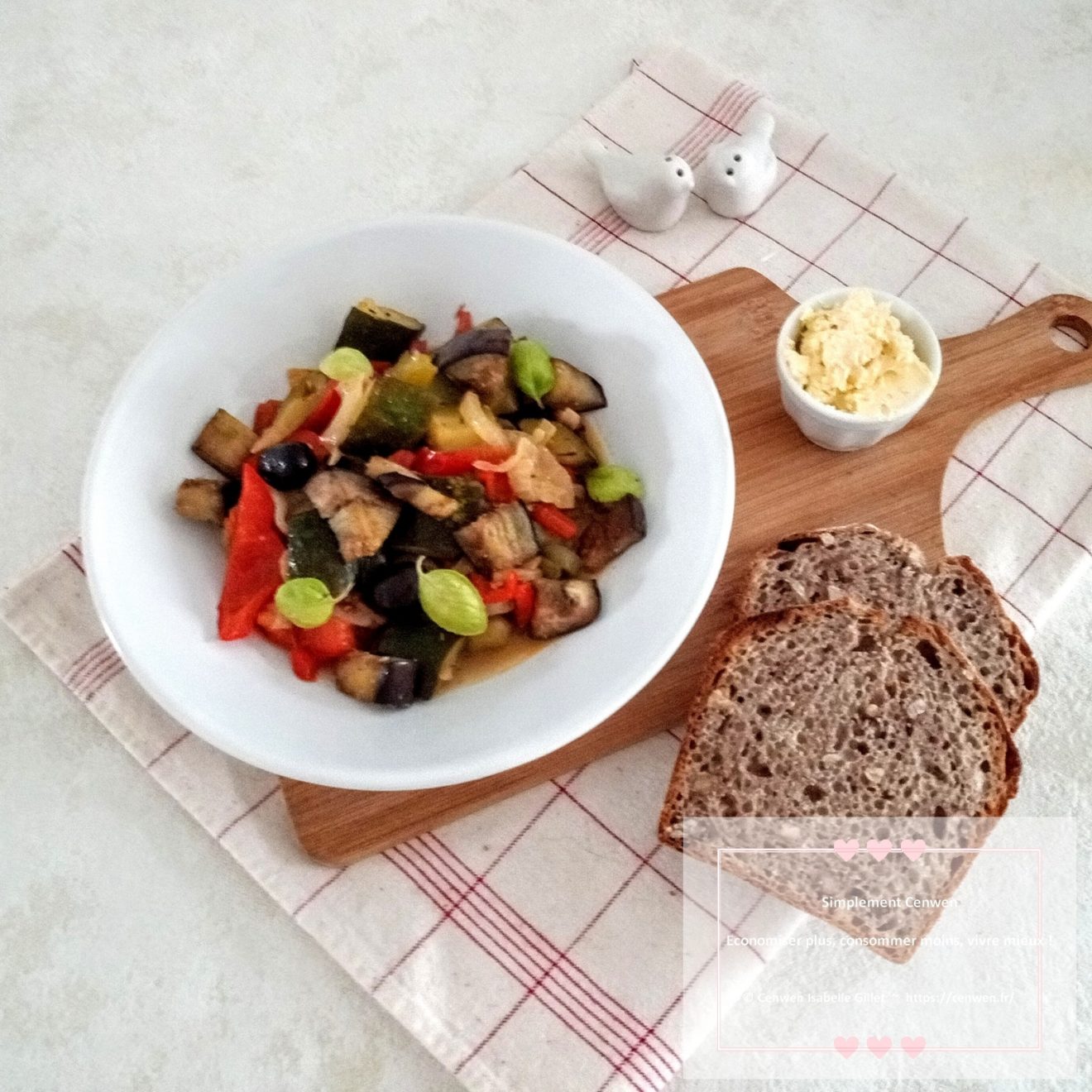 Ratatouille fondante servie avec des tartines croustillantes à la purée d’ail.