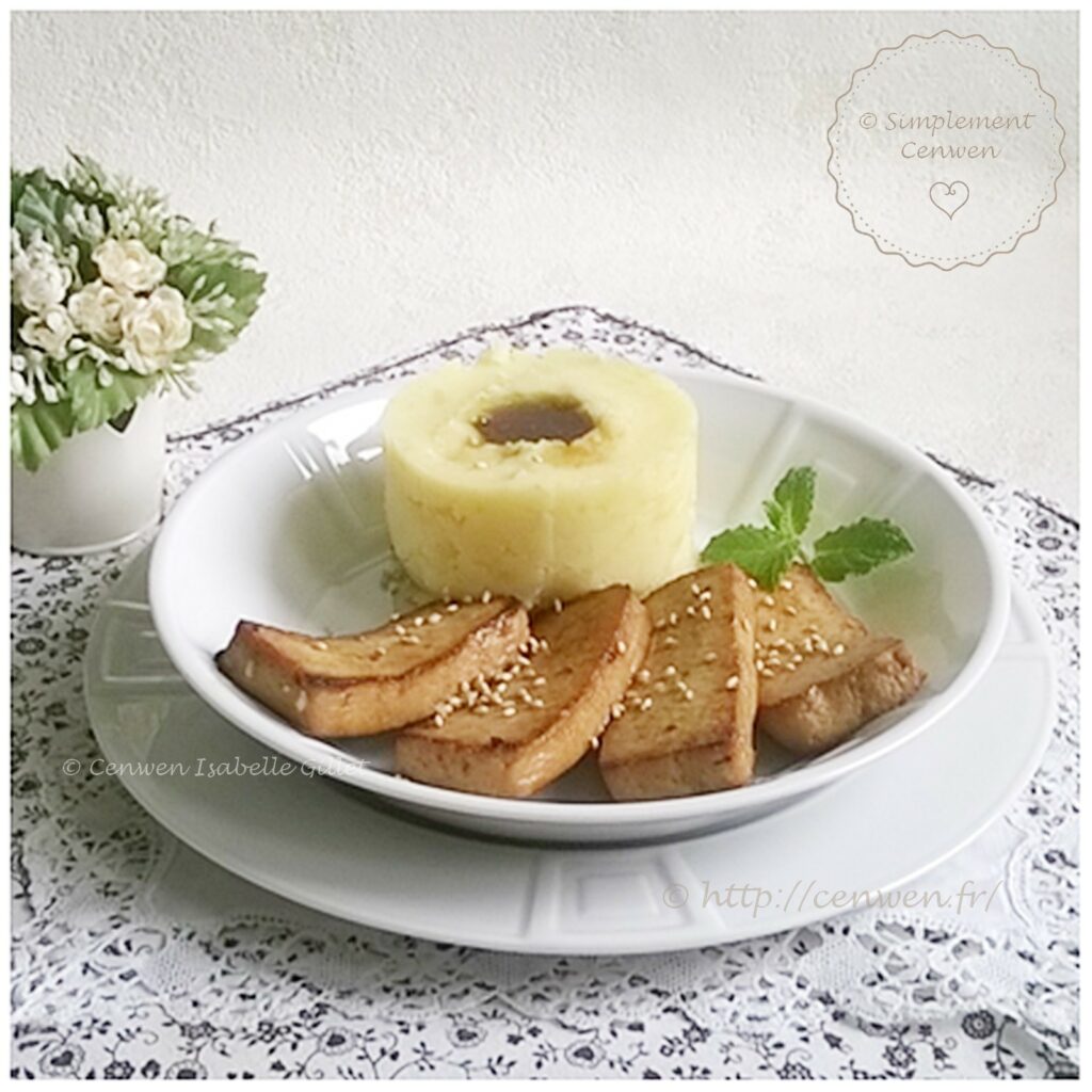 Tofu laqué à la sauce soja accompagné d’une écrasée de pommes de terre.