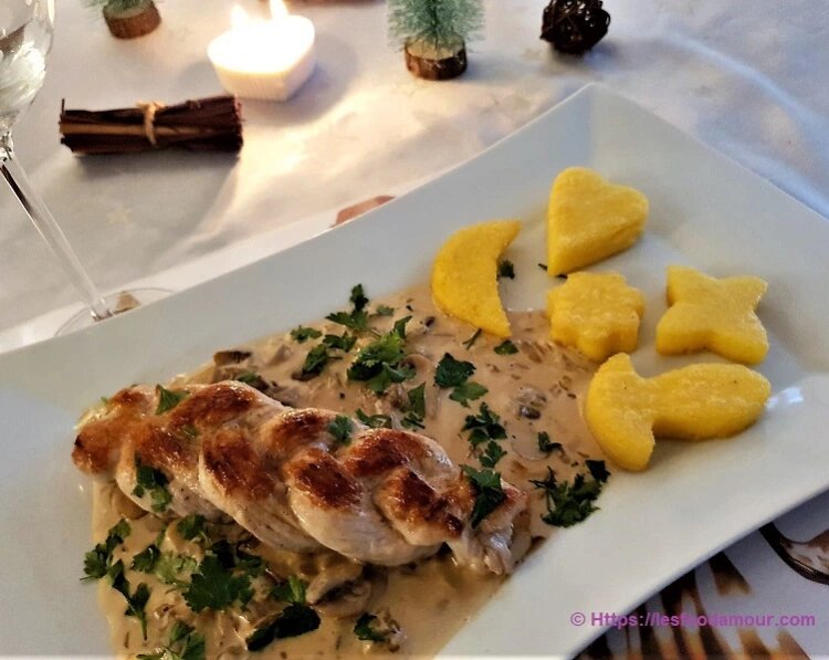 Tresse de dinde servie avec polenta crémeuse.