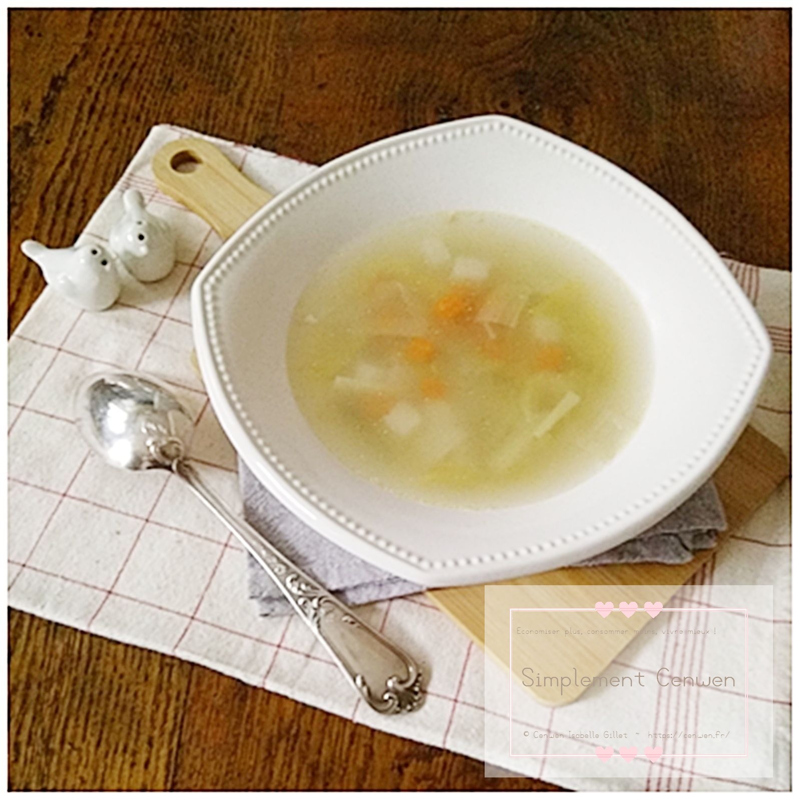 Bouillon de poulet maison préparé avec une carcasse, clair et parfumé.