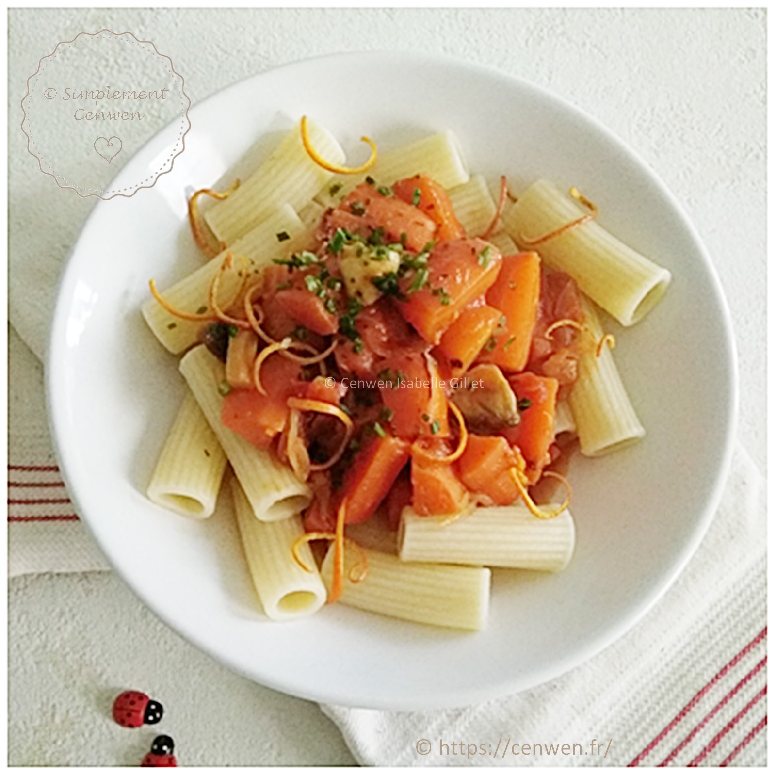Plat de carottes cuisinées comme un osso bucco végétalien, en sauce tomate parfumée à l’orange, aux herbes et aux champignons, servi avec des pâtes.