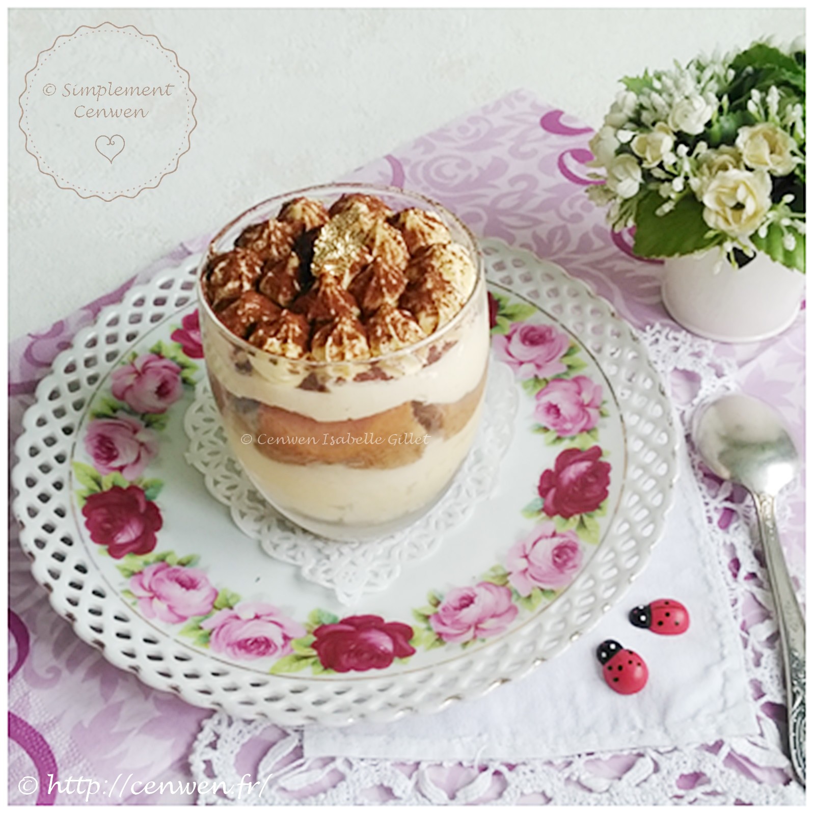 Verrines de tiramisu composées de crème onctueuse et de biscuit imbibé, présentées en portions individuelles.