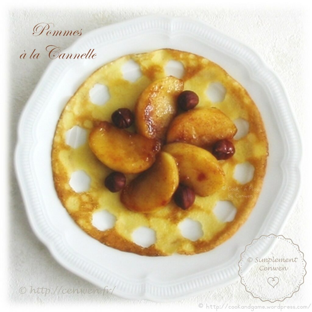 Pommes caramélisées à la cannelle, dsiposées en fleur sur une crêpe