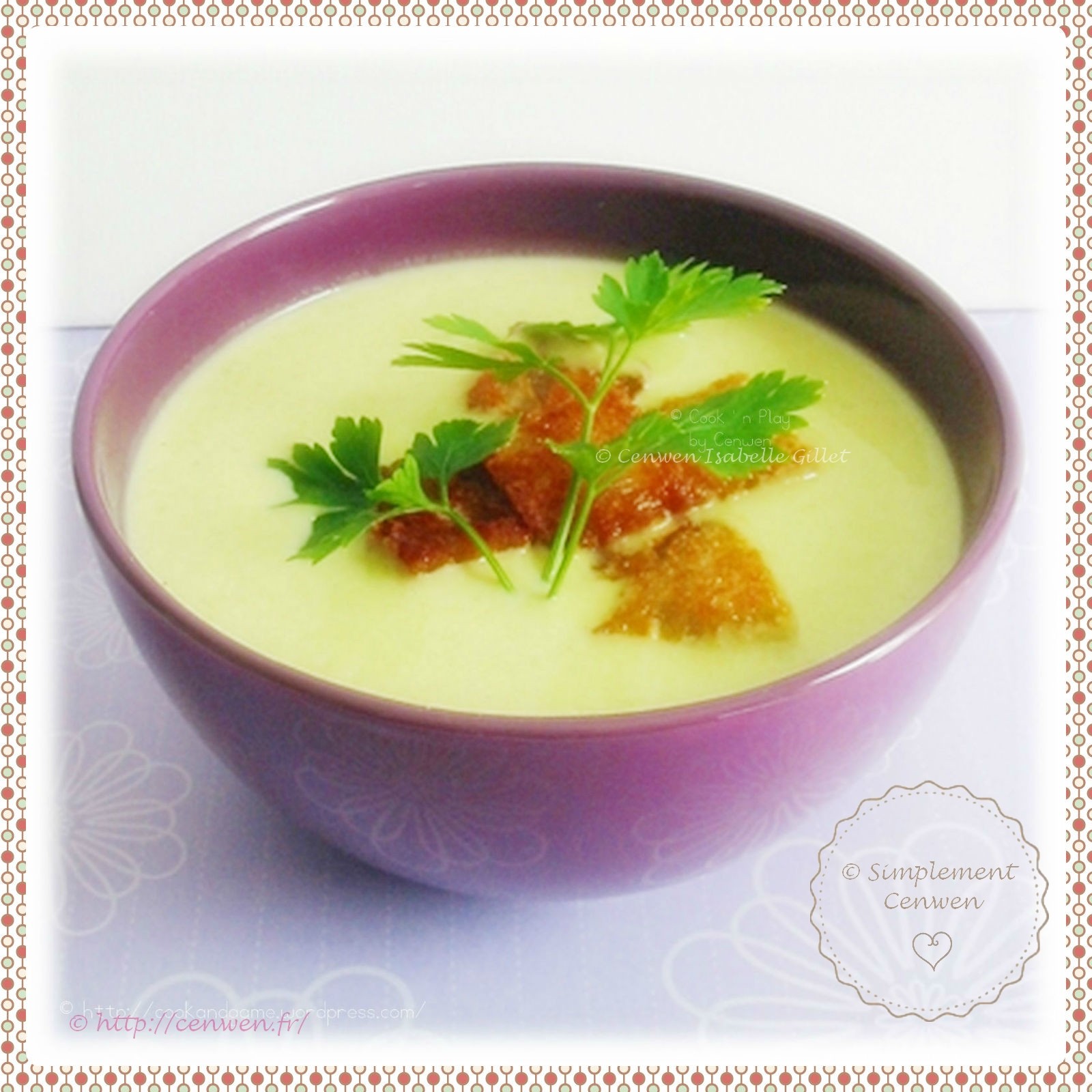 Bol de velouté de poireaux et pommes de terre, texture lisse et crémeuse.