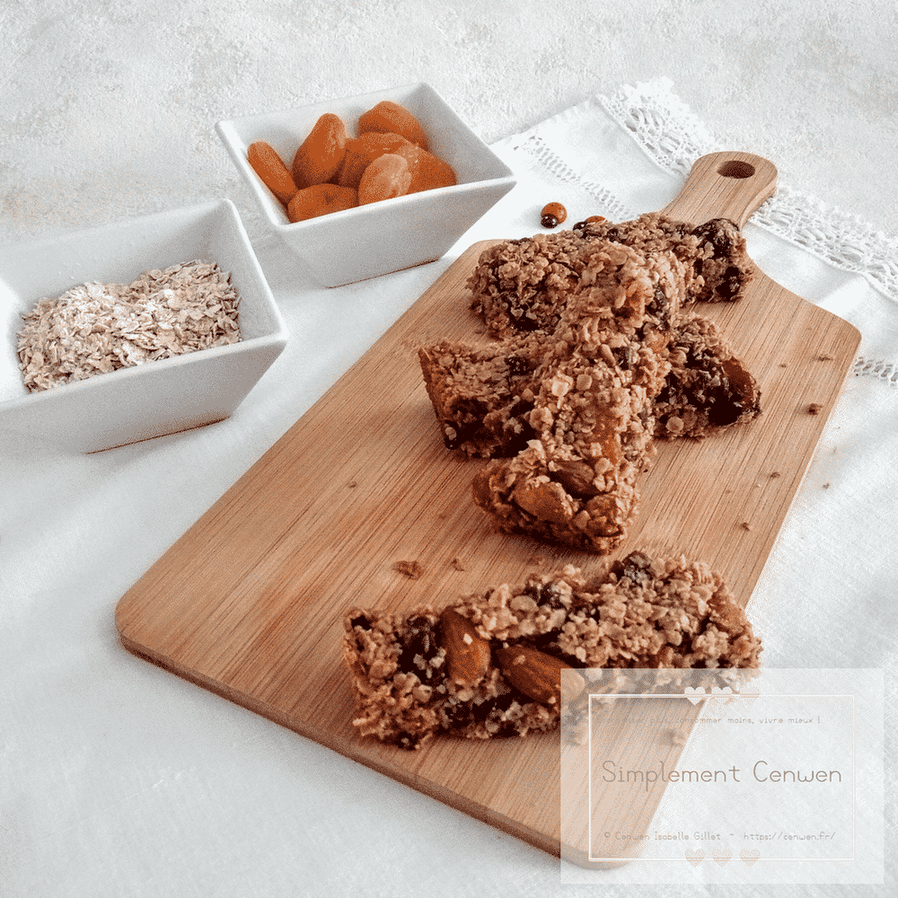 Barres de céréales maison aux fruits secs et pépites de chocolat, gourmandes et croustillantes.