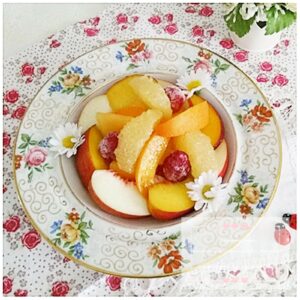  Salade de fruits d’été colorée, nappée d’un sirop léger au gingembre. 