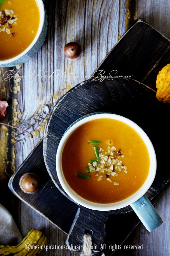 Bol de soupe au potiron onctueuse et colorée, recette simple et économique.