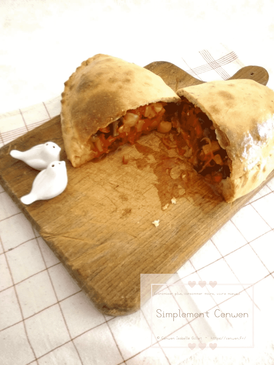 Calzone végétalienne dorée, garnie de légumes fondants et de sauce tomate.