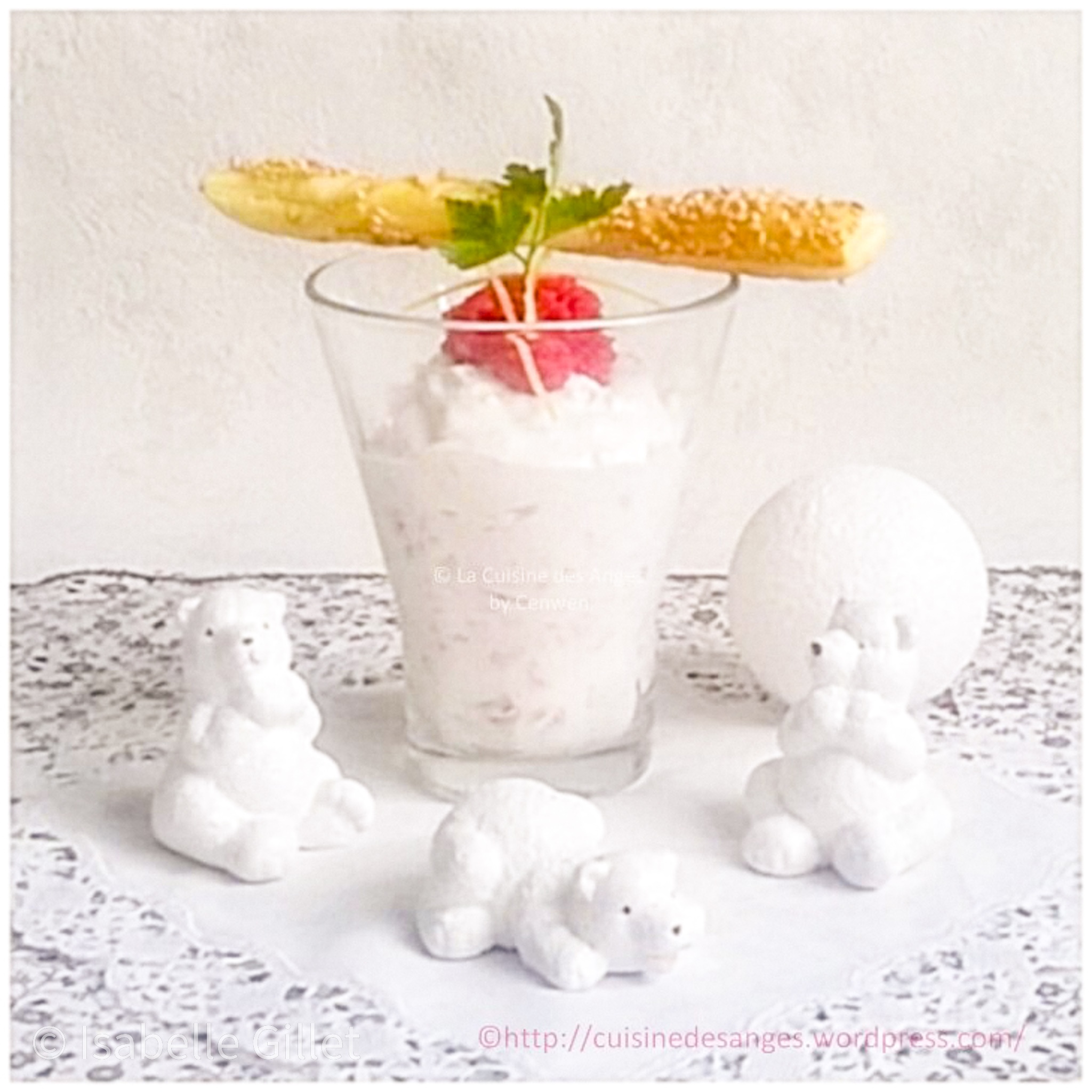 Mousse de saumon fumé accompagnée de sacristains feuilletés au sésame.