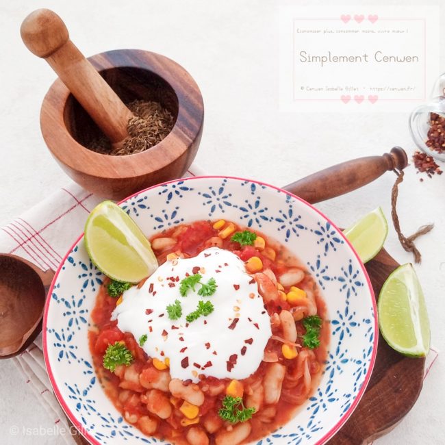 Bol de chili aux haricots blancs et au maïs, plat végétarien simple, coloré et économique.