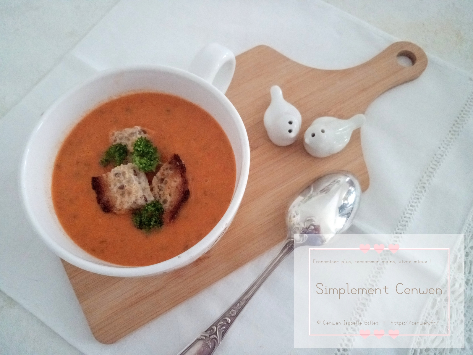 Bol de soupe à la tomate au paprika, rouge, chaude et réconfortante.