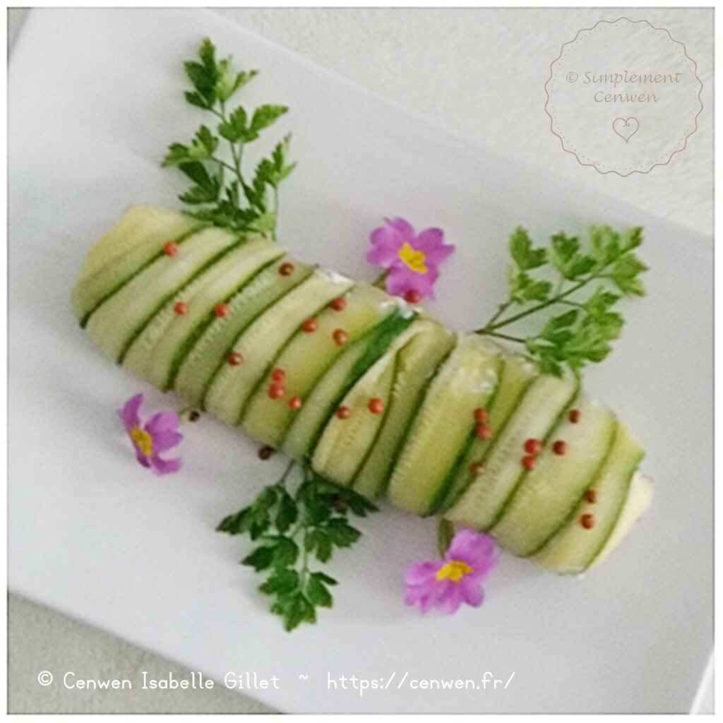 Roulés de courgette garnis de cream cheese végétal, présentés en petites spirales fraîches.
