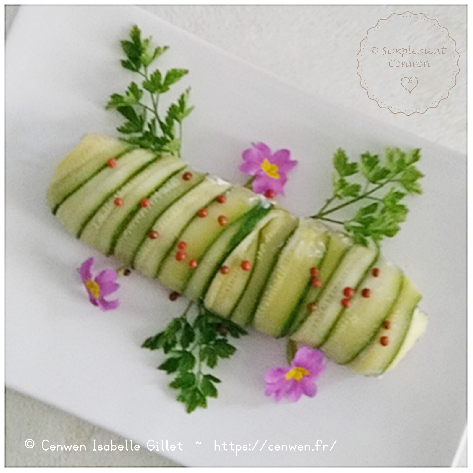 Roulés de courgette garnis de cream cheese végétal, présentés en petites spirales fraîches.