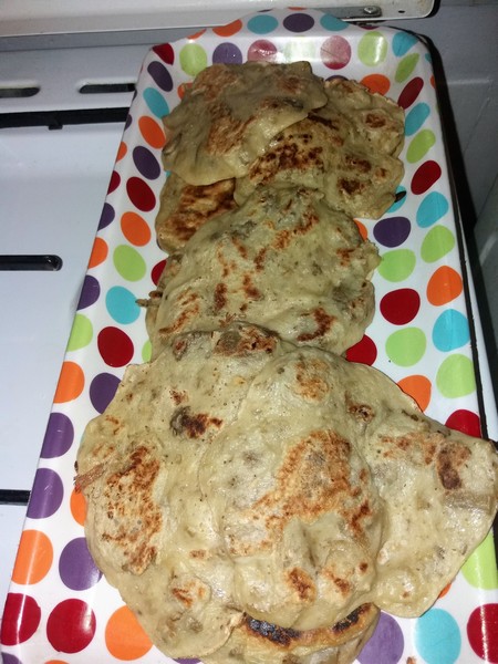 Galettes d’aubergine dans un plat rectangulaire multicolore