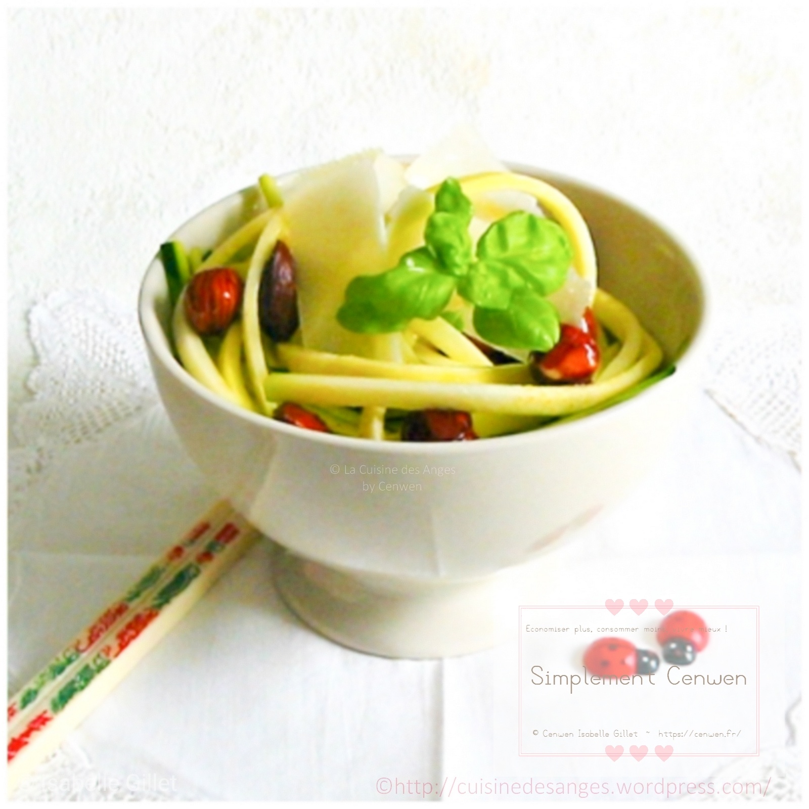 Petit bol rempli d’une salade de courgettes crues, noisettes croquantes et copeaux de parmesan.