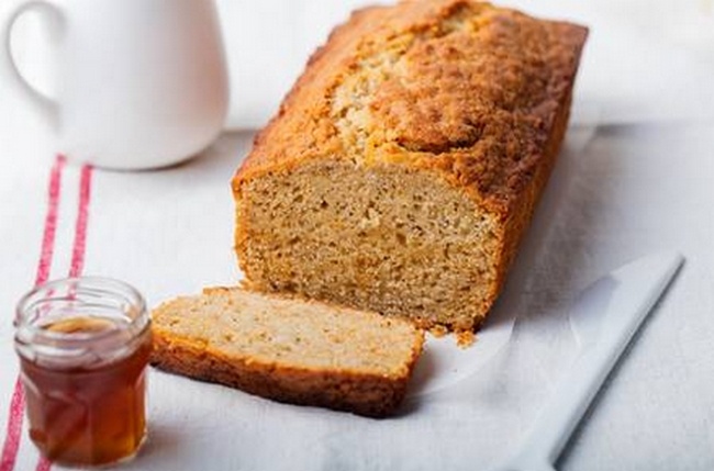 Banana cake végan moelleux, préparé avec des bananes mûres et cuit jusqu’à une croûte dorée.