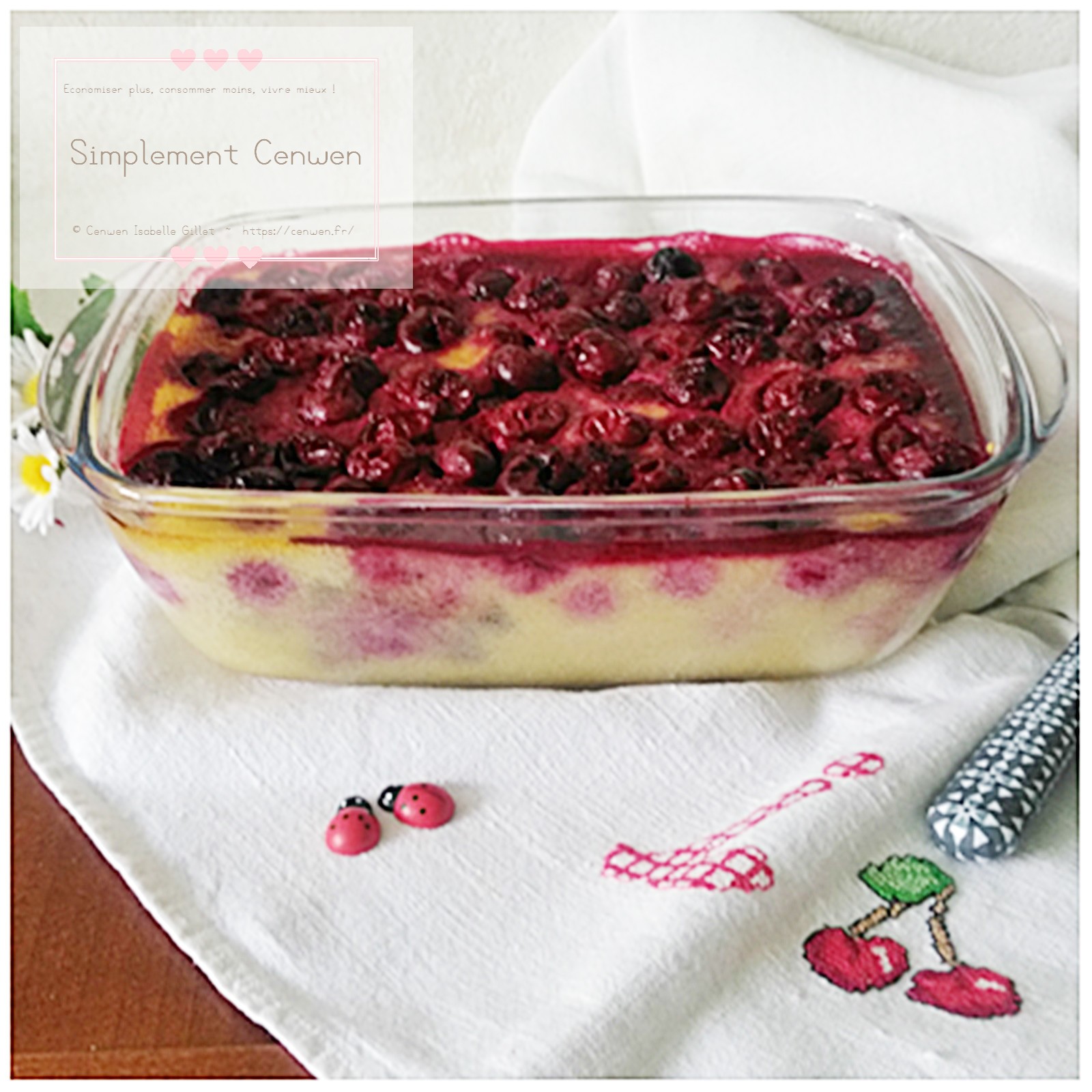 Clafoutis à la Floraline et aux cerises, doré et moelleux, servi dans un plat familial.